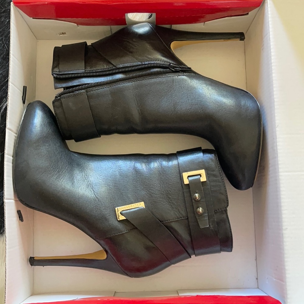 Guess 8.5 heeled ankle booties black leather and gold details